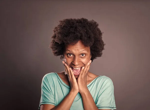 Retrato Mulher Negra Com Expressão Surpresa — Fotografia de Stock