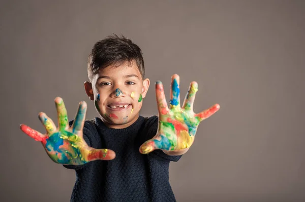 Niño Feliz Con Las Manos Pintadas Sobre Fondo Gris —  Fotos de Stock