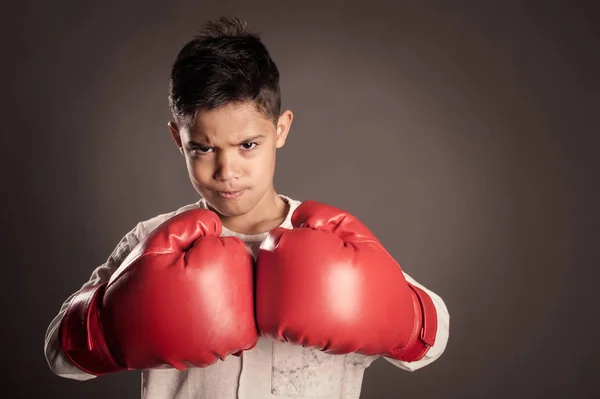 Menino Vestindo Luvas Boxe Vermelho — Fotografia de Stock