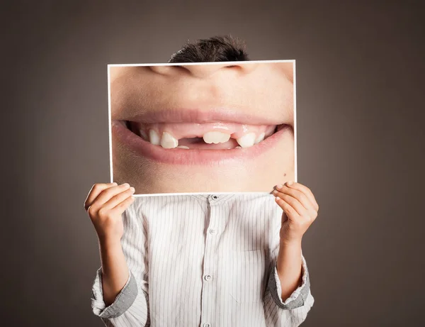 Niño Pequeño Sosteniendo Una Foto Una Boca Sonriendo — Foto de Stock