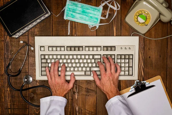 Vista Superior Las Manos Del Médico Escribiendo Una Computadora Vieja — Foto de Stock