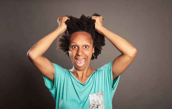 Mulher Negra Gritando Fundo Cinza — Fotografia de Stock