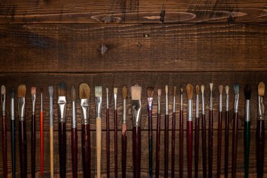 ahşap zemin üzerinde Boya fırçaları