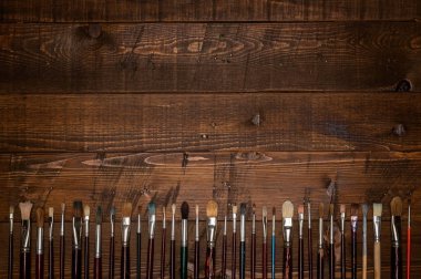 ahşap zemin üzerinde Boya fırçaları