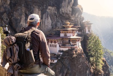 turist başına oturup izlerken kaplanın yuva Tapınağı: Paro, Bhutan geri