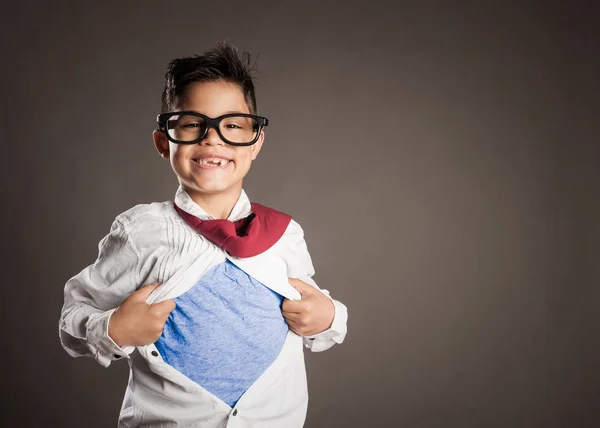 Malý Chlapec Otevírání Košili Jako Superhrdina Šedém Pozadí — Stock fotografie