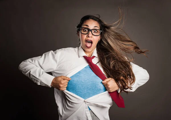 Brunett Kvinna Öppnar Sin Skjorta Som Superhjälte — Stockfoto