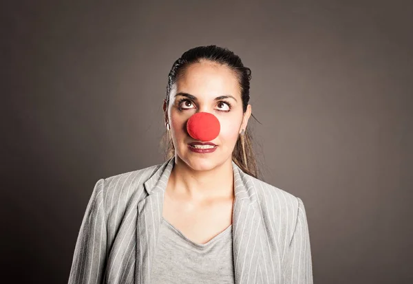 Gelukkig Zakenvrouw Met Een Clown Neus Een Grijze Achtergrond — Stockfoto