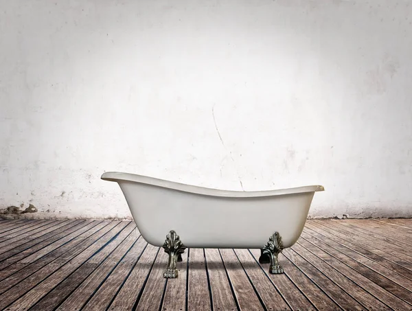 浴室内的复古浴缸 配有白色墙壁和木地板 — 图库照片