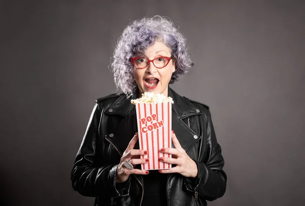 Nahaufnahme Porträt Einer Schönen Älteren Frau Mit Popcorn Auf Grauem — Stockfoto