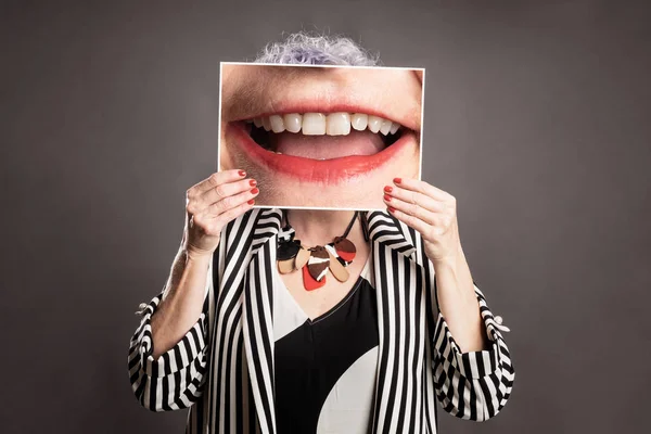 Portret Piękne Kobiety Starsze Trzymając Obraz Usta Uśmiechający Się Szarym — Zdjęcie stockowe