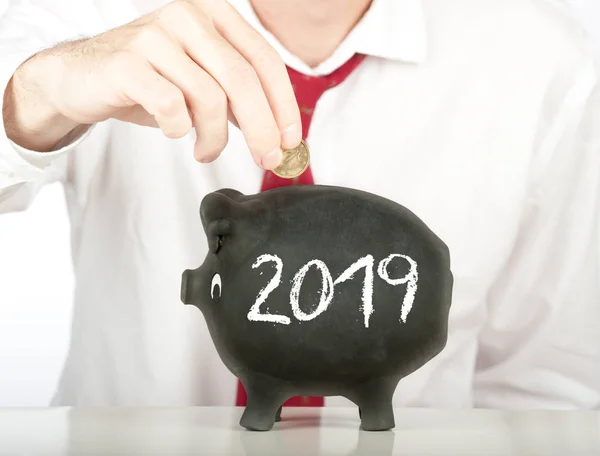 Elhelyezés Pénzt Piggy Bank Egy Évben 2019 Rajz Üzletember — Stock Fotó