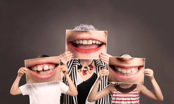 Abuela Con Nieto Sosteniendo Una Foto Una Boca Sonriendo Sobre — Foto de Stock