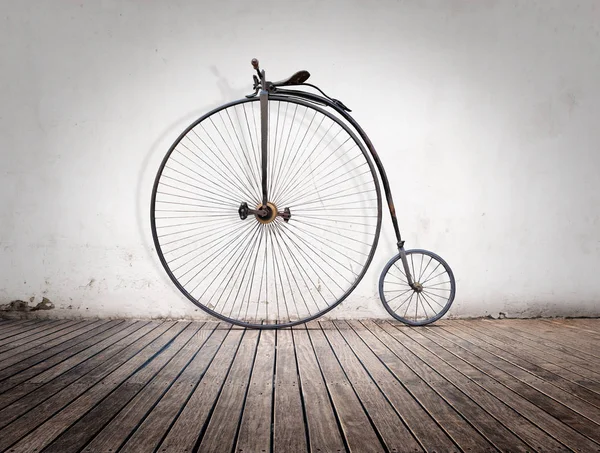 Penny Farthing Bicicleta Retro Alta Roda Chão Madeira — Fotografia de Stock