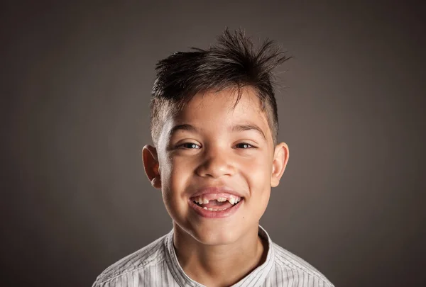 Portret Van Gelukkig Kind Lachend Een Grijze Achtergrond — Stockfoto