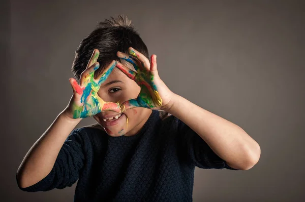 Gelukkig Jongetje Met Zijn Handen Geschilderd Een Grijze Achtergrond — Stockfoto