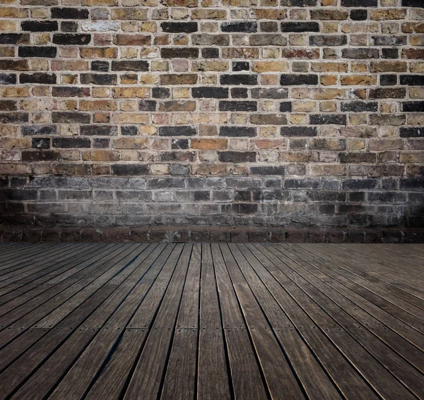 レンガの壁と木の床の部屋 — ストック写真