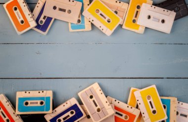 Retro kasetlerden ahşap arka plan üzerinde