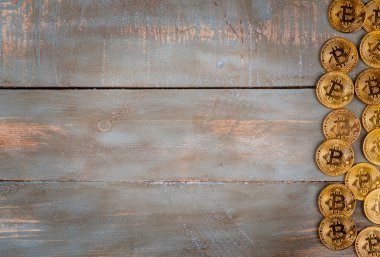 bitcoins ahşap arka planda