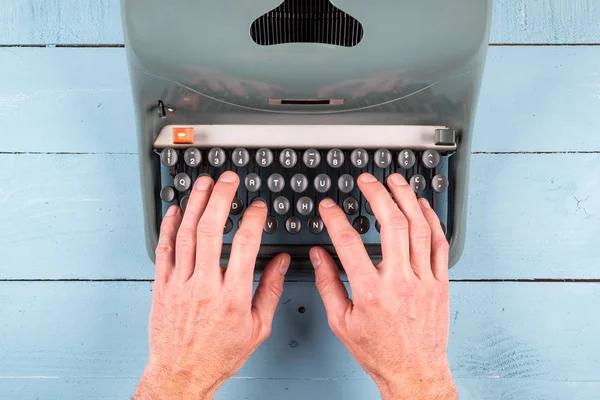 Business Man Hands Writing Old Typewriter — стоковое фото