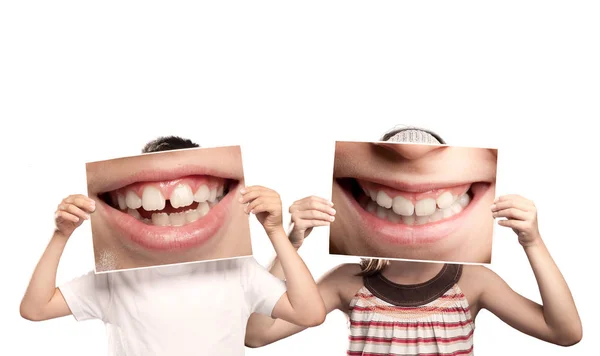两个孩子拿着一张照片的嘴微笑孤立在白色 — 图库照片