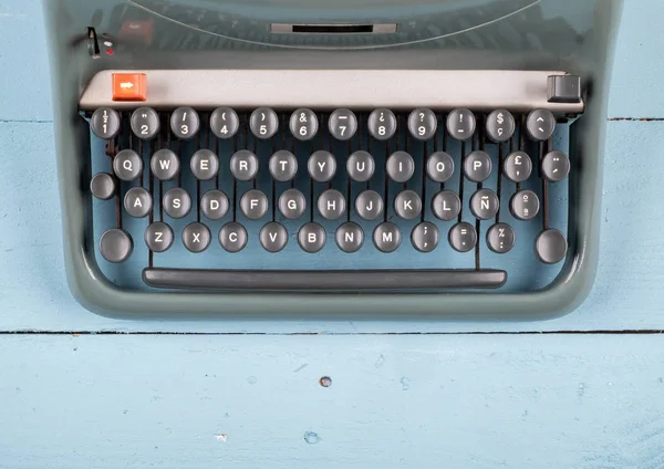 Alte Schreibmaschine Auf Holztisch — Stockfoto