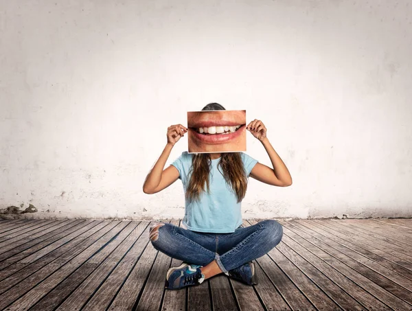 Mulher Segurando Uma Foto Uma Boca Sorrindo Quarto — Fotografia de Stock