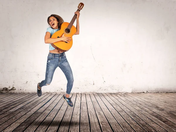 Mujer Saltando Interior Con Guitarra Clásica Sus Manos —  Fotos de Stock