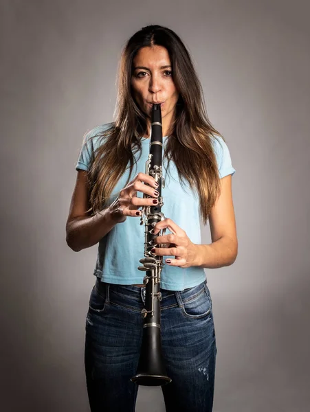 Donna Che Suona Clarinetto Uno Sfondo Grigio — Foto Stock