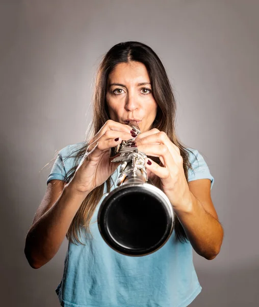 Woman Playing Clarinet Gray Background — Stock Photo, Image