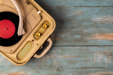 Ahşap arkaplanda retro döner tablosu