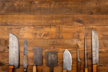 Ahşap arka planda eski mutfak bıçakları