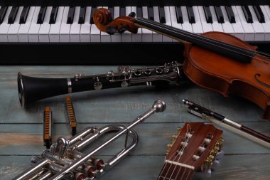 Ahşap arkaplanda müzik aletleri