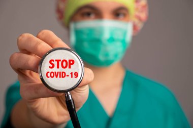 Doktorun steteskop tutarken çekilmiş yakın plan portresi. Coronavirus kavramına karşı savaş