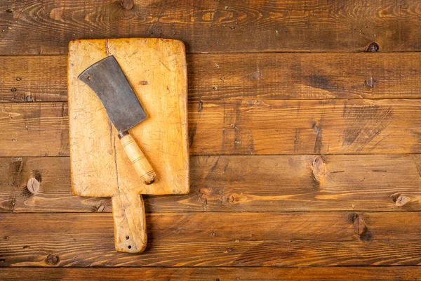 Tabla Cortar Con Cuchillos Cocina Viejos Fondo Madera — Foto de Stock