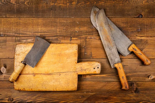 Schneidebrett Mit Alten Küchenmessern Holzhintergrund — Stockfoto