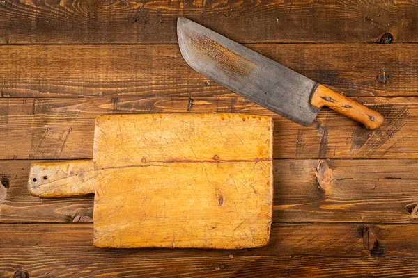 Обробна Дошка Старими Кухонними Ножами Дерев Яному Фоні — стокове фото