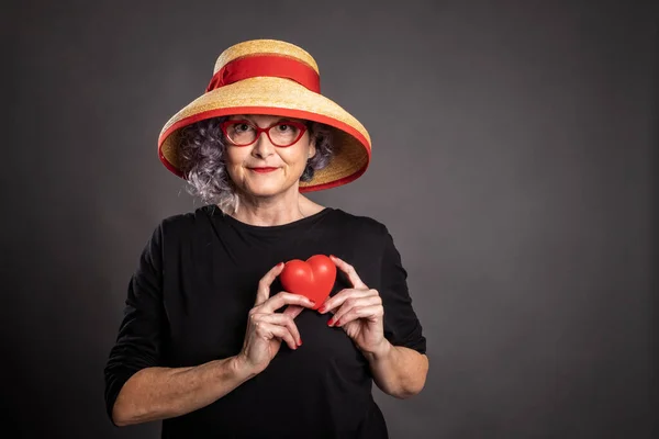 Porträt Einer Schönen Alten Frau Mit Einem Roten Herz Auf — Stockfoto