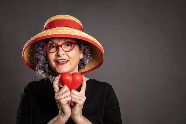 Porträt Einer Schönen Alten Frau Mit Einem Roten Herz Auf — Stockfoto