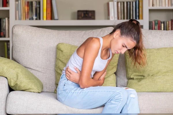 Chica Joven Con Dolor Estómago Sentado Sofá Casa — Foto de Stock