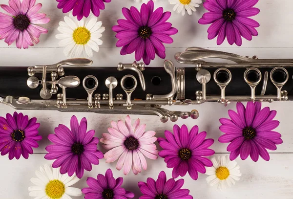 Clarinetto Con Fiori Sfondo Legno — Foto Stock