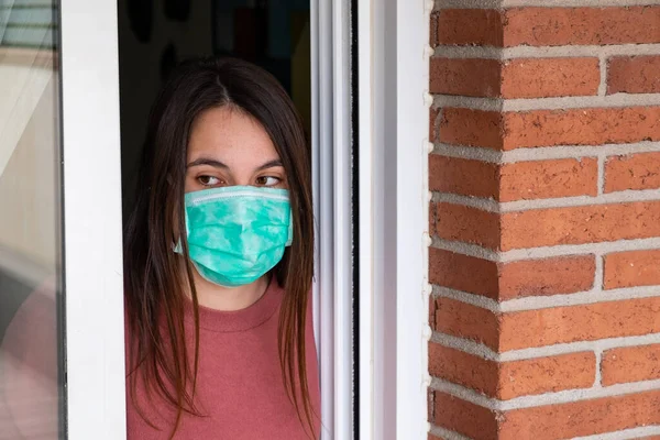 戴着医疗面罩的年轻女子被困在家里 Coronavirus概念 — 图库照片