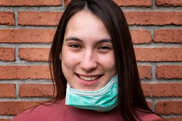 Retrato Uma Jovem Mulher Feliz Usando Máscara Médica Conceito Coronavírus — Fotografia de Stock