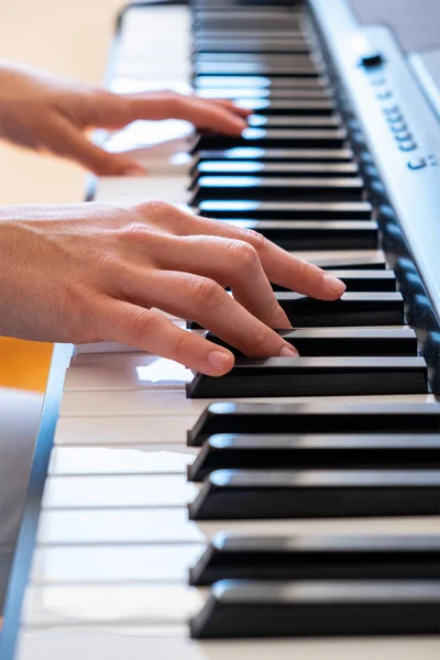 Manos Tocando Piano Casa Primer Plano —  Fotos de Stock