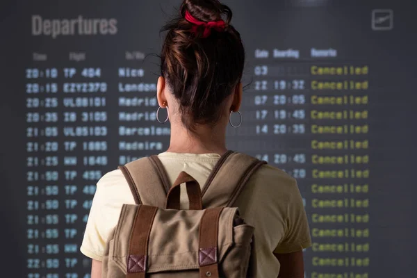 Young Tourist Looking Cancelled Flights Departure Screens Airport — Stock Photo, Image