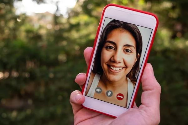 Άντρας Χέρι Κρατώντας Smartphone Κάνει Βιντεοκλήση Λατινική Γυναίκα Έννοια Τεχνολογίας — Φωτογραφία Αρχείου