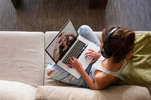 Vista Superior Joven Haciendo Videollamada Con Ordenador Portátil Sentado Sofá —  Fotos de Stock