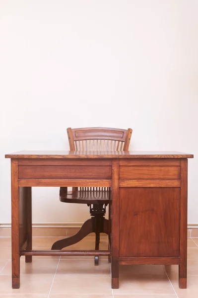 Escrivaninha Antiga Com Cadeira — Fotografia de Stock