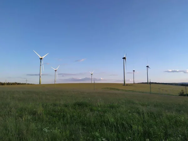 Ветроэлектростанции на травяном холме — стоковое фото