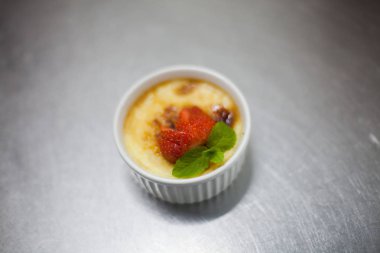 krem brulee ile dondurma Pan üst görünümü